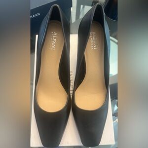 New never worn size 11 black pumps